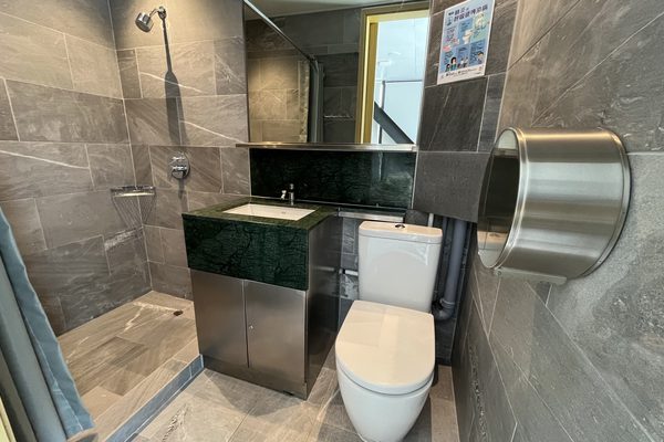 2 person room toilet